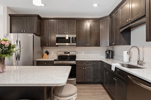 KĂŒhlschrank, Mikrowelle, Ofen, Herdplatte