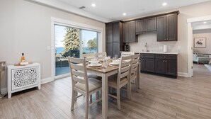 Dining - 🌆 539 Bay St Downtown Lakeview Condo | 104E - Waterfront, Free Parking, Moments from festival grounds (Traverse City)