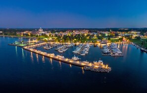 Marina - 🌆 539 Bay St Downtown Lakeview Condo | 104E - Waterfront, Free Parking, Moments from festival grounds (Traverse City)