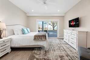 2 bedrooms, iron/ironing board, free WiFi, bed sheets - 🌆 539 Bay St Downtown Lakeview Condo | 104E - Waterfront, Free Parking, Moments from festival grounds (Traverse City)