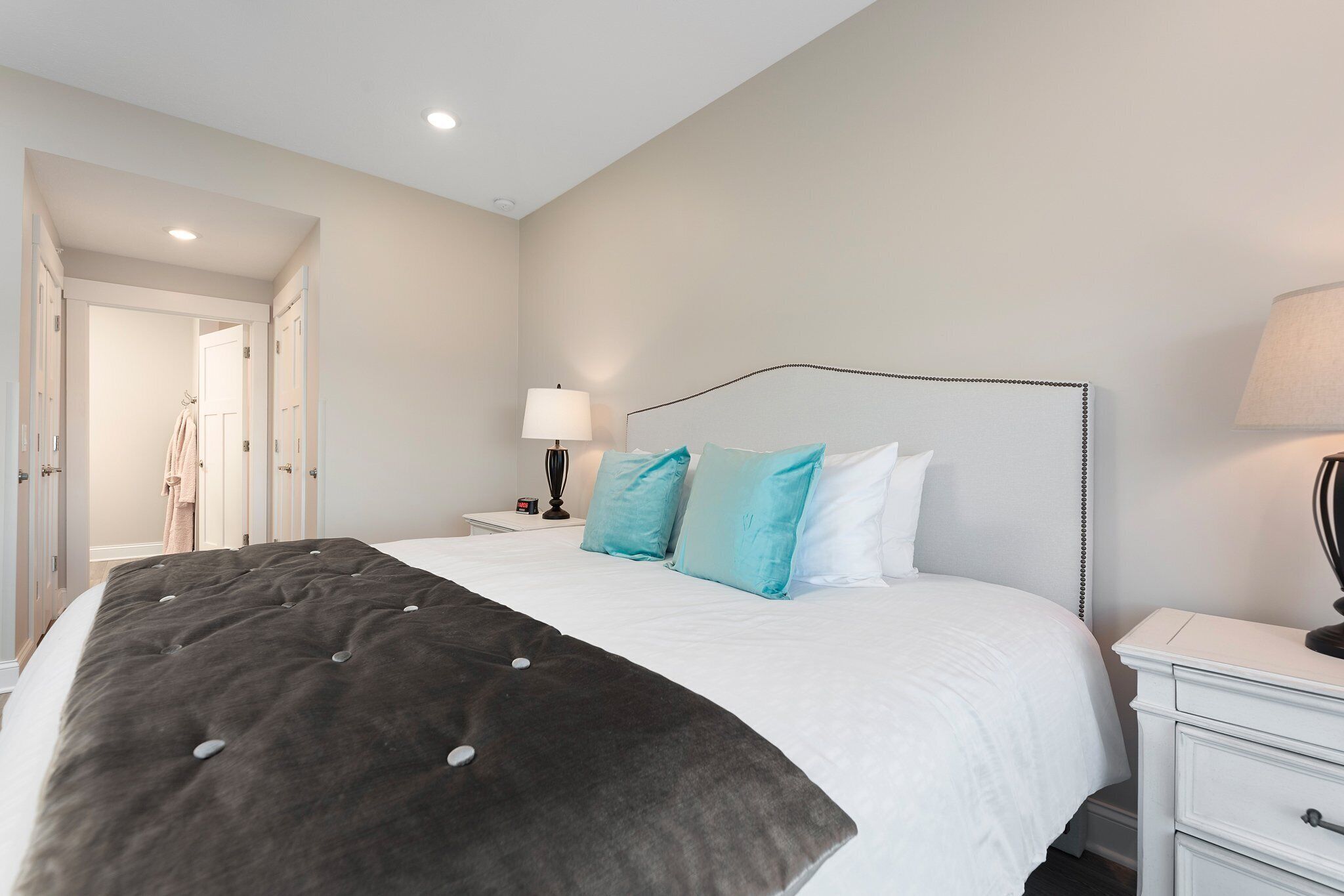 2 habitaciones, tabla de planchar con plancha, wifi y ropa de cama 