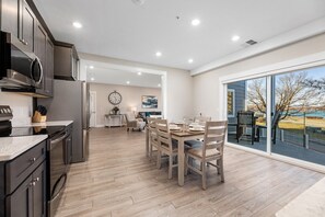 Réfrigérateur, four à micro-ondes, un four, surface de cuisson