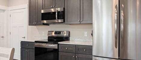 KĂŒhlschrank, Mikrowelle, Ofen, Herdplatte