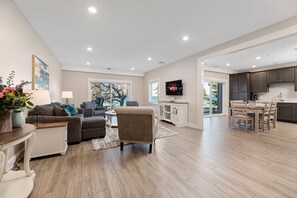 TV - 🌆 539 Bay St Downtown Lakeview Condo | 304E - Waterfront, Free Parking, Moments from festival grounds (Traverse City)