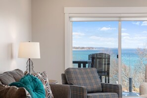 TV - 🌆 539 Bay St Downtown Lakeview Condo | 402W  - Waterfront, Free Parking, Moments from festival grounds (Traverse City)