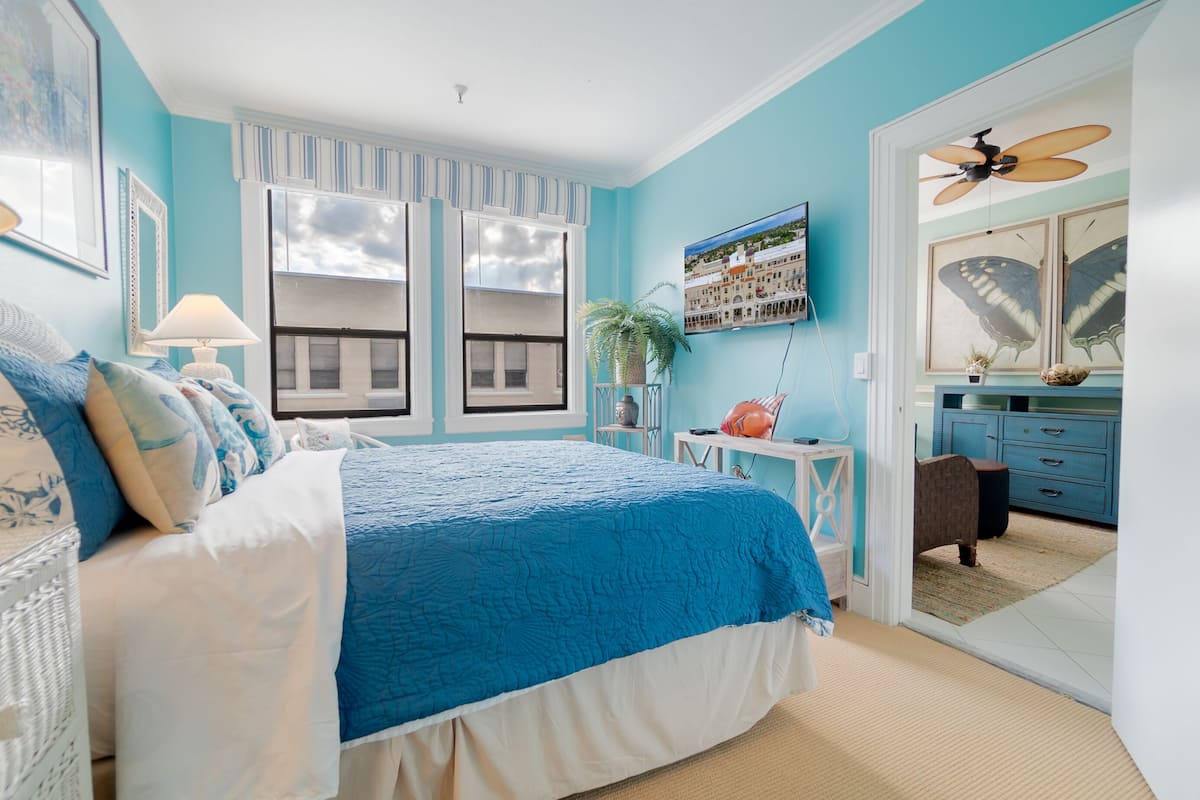 Comfort Studio Suite | Individually decorated, individually furnished, iron/ironing board