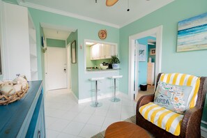 Suite studio Confort | Décor unique, ameublement unique, fer et planche à repasser