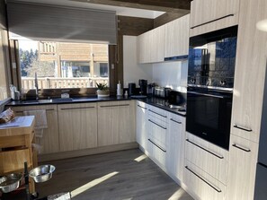 Een koelkast, een oven, een vaatwasser, een koffiezetapparaat/waterkoker