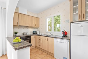 Jääkaappi, mikroaaltouuni, uuni, liesi