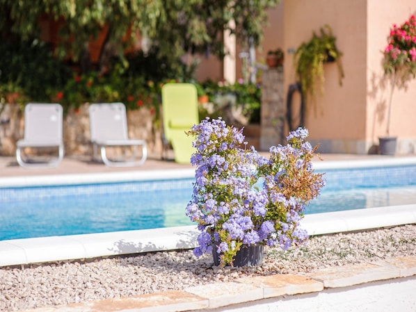 Nhà (Two Bedroom Holiday Home with Swimmin) | Hồ bơi | Hồ bơi ngoài trời phục vụ theo mùa, ghế dài tắm nắng