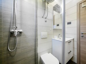 House (Two Bedroom Holiday Home with Swimmin) | Bathroom | Shower, towels