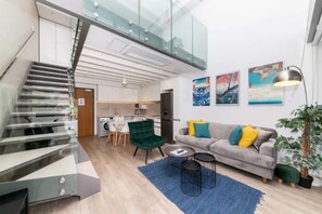 Basic Apartment, 1 Queen Bed | Interior