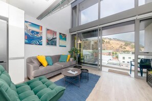 Basic Apartment, 1 Queen Bed | Interior - Plush Loft Apartment With Signal Hill View (Cape Town)