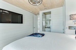 6 bedrooms, iron/ironing board, free WiFi, bed sheets