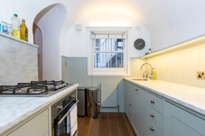 Basic Apartment, 1 Double Bed | Private kitchen | Fridge, microwave, oven, dishwasher - Beautiful 1bedroom Flat Near Victoria Station (London)