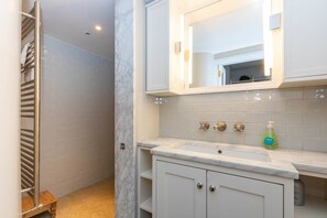 Basic Apartment, 1 Double Bed | Bathroom - Beautiful 1bedroom Flat Near Victoria Station (London)