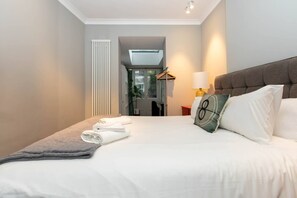 Basic Apartment, 1 Double Bed | 1 bedroom, laptop workspace, bed sheets - Beautiful 1bedroom Flat Near Victoria Station (London)