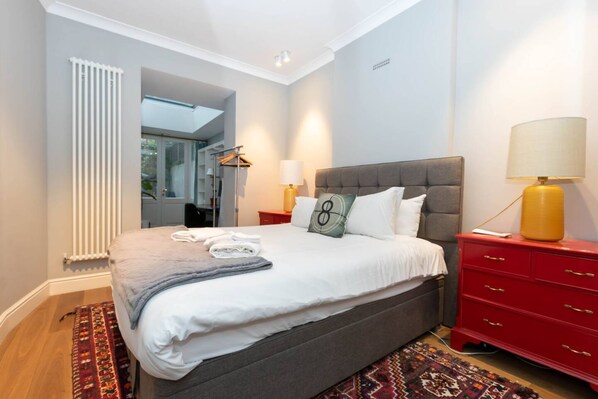 Basic Apartment, 1 Double Bed - Beautiful 1bedroom Flat Near Victoria Station (London)