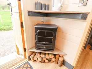 Een koelkast, een waterkoker, een broodrooster