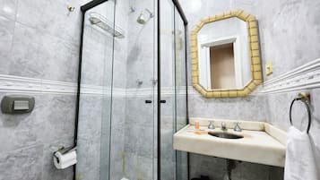 Apartamento família | Banheiro | Chuveiro, secador de cabelo, toalhas de banho, sabonete