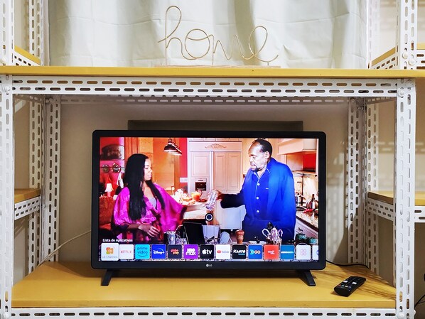 Family Apartment | Television - Leblon Comfort Suite (Rio de Janeiro)