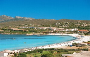 Una spiaggia nelle vicinanze