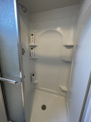 Een douche, een haardroger, handdoeken, zeep