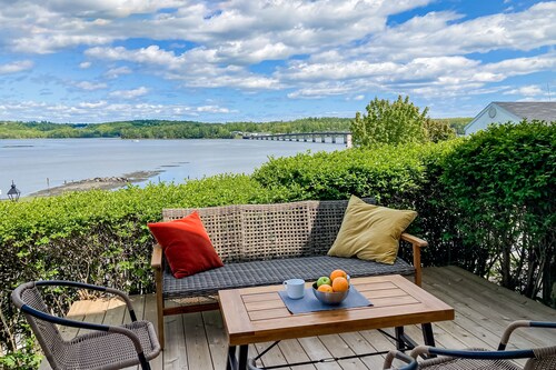 Sweeping Sheepscot River views in newly renovated 200 year old Wiscasset home