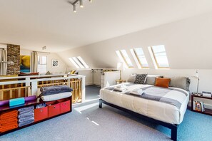 4 bedrooms, iron/ironing board, internet, bed sheets - Sweeping Sheepscot River views in newly renovated 200 year old Wiscasset home (Wiscasset)