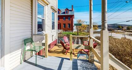 Sweeping Sheepscot River views in newly renovated 200 year old Wiscasset home