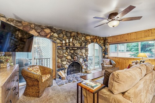 Inviting condo with fireplace, patio, & hot tub - walk to River Run lifts