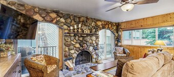 Inviting condo with fireplace, patio, & hot tub - walk to River Run lifts