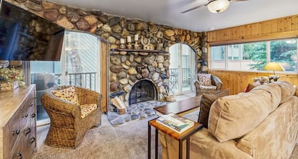 Inviting condo with fireplace, patio, & hot tub - walk to River Run lifts