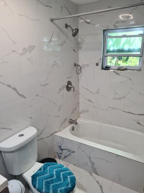 Dusj, håndklær, såpe og sjampo