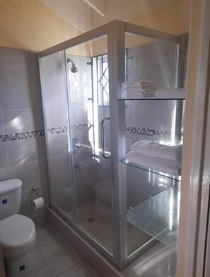 Douche, serviettes fournies