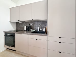 Réfrigérateur, un four, surface de cuisson, lave-vaisselle