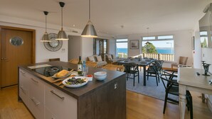 ثلاجة، غسالة أطباق، غلّاية كهربائية، محمصة خبز