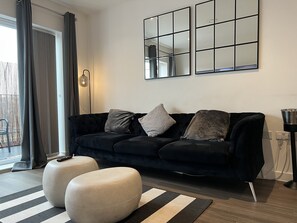 Apartment, 1 Queen Bed | Living area