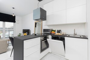 Mikrobølgeovn, oppvaskmaskin og kjøkkenutstyr