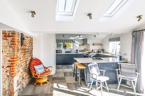 Jääkaappi, mikroaaltouuni, uuni, astianpesukone