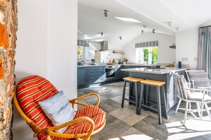 ثلاجة، ميكروويف، فرن، غسالة أطباق