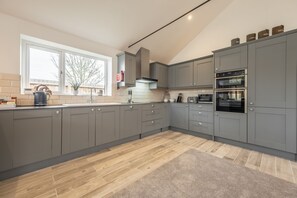 ميكروويف، غسالة أطباق، كرسي للأطفال