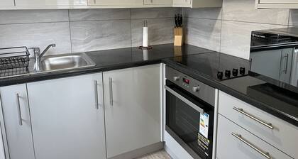 Impeccable 2-bed Apartment in Erith