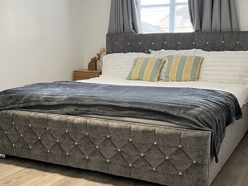 Impeccable 2-bed Apartment in Erith