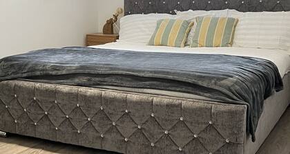 Impeccable 2-bed Apartment in Erith