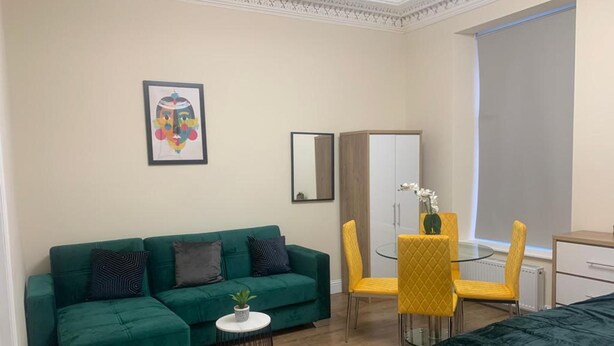 Studio, 1 Queen Bed with Sofa bed - Inviting 1-bed Service Studio in Arbroath (Arbroath)