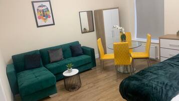 Studio, 1 Queen Bed with Sofa bed