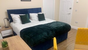 Studio, 1 Queen Bed with Sofa bed - Inviting 1-bed Service Studio in Arbroath (Arbroath)