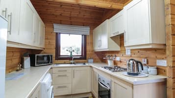 KĂŒhlschrank, Wasserkocher, Kochgeschirr/Geschirr/Besteck