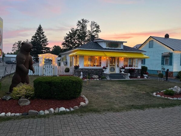 Exterior - Somewhere in Time Cottage (mackinaw city)